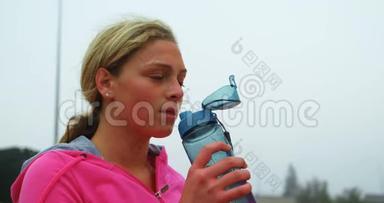 女子运动员在4k运动场地<strong>饮水</strong>